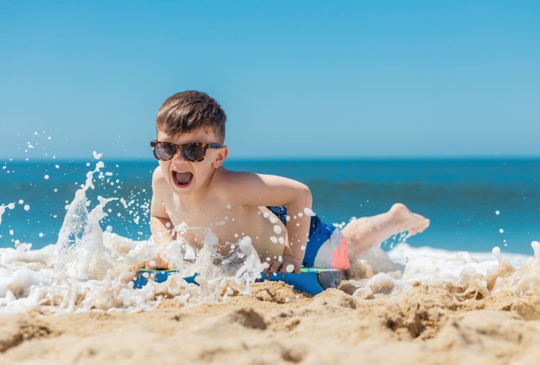 Enfant en vacances avec association