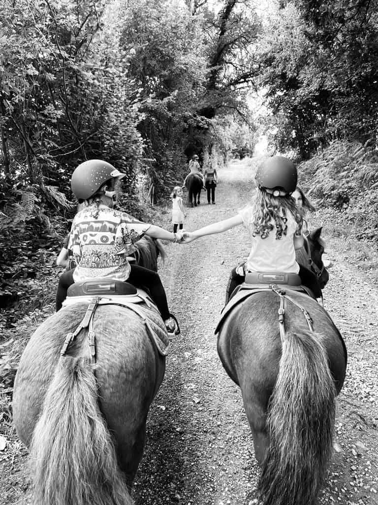 Deux enfants à cheval à la ferme de la marinette