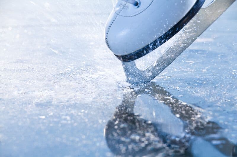 Une patinoire avec des patineurs en train de glisser sur la glace