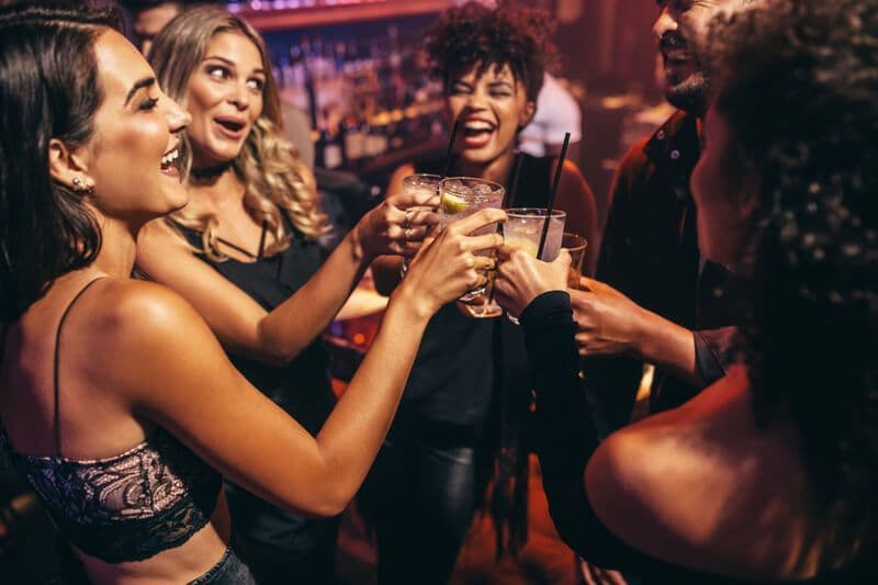 Boîte de nuit Vogue à Reims: ambiance électrique, musique variée, soirées à thème et artistes locaux.