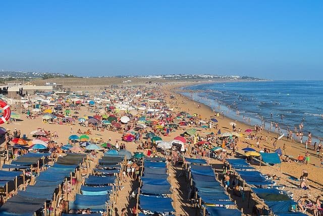 Plage pleine de touristes article Hideal