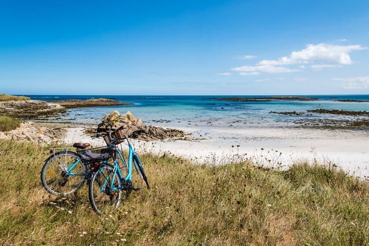 Vélos garés sur la plage