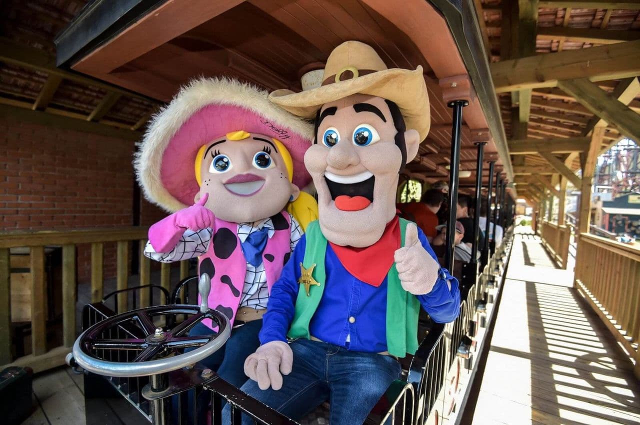 Billy et Dolly, les mascottes de Fraispertuis City - HiDeal