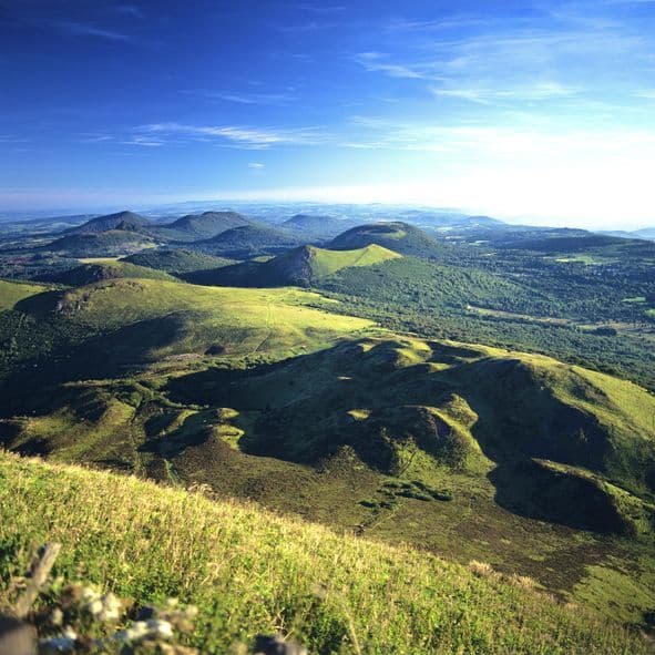 volcans d’Auvergne vus du sommet du Puy de Dôme